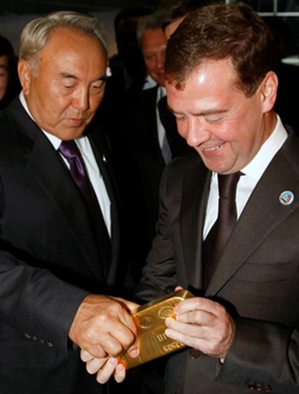 Медведев и Назарбаев подержали полмиллиона «золотых долларов» на двоих.