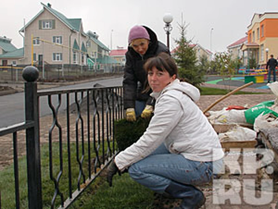 Скоро эта улица с изумрудными крышами и газонами встретит новоселов.