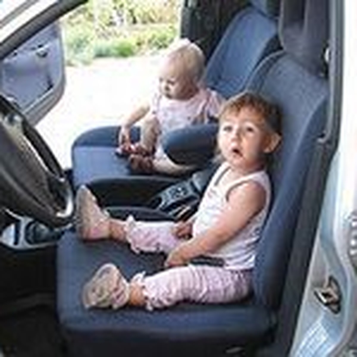 Как установить детское кресло в машину: 5 важных правил