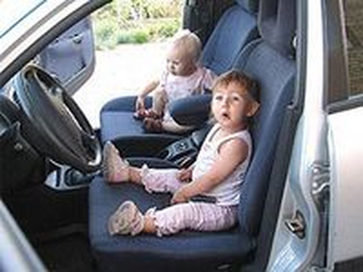 Дети на заднем сидении без кресла