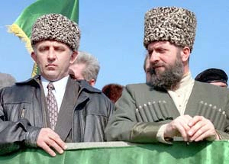 Яндарбиев (справа) был убит в Катаре, а Масхадов уже давно живет в Грузии?
