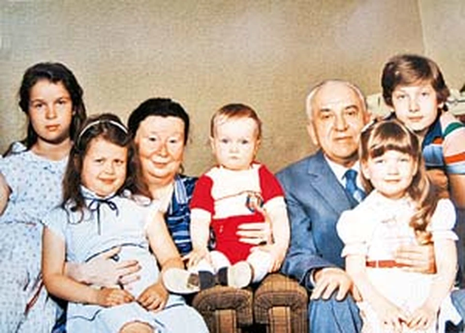 Виктор Гришин вместе с супругой Ириной Михайловной и внуками. 1980-е годы.