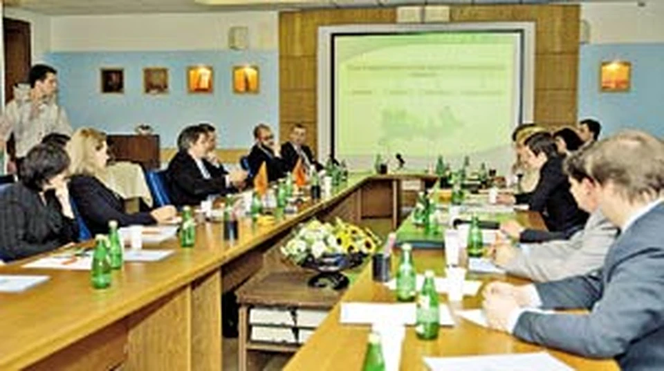 Участники семинара за обсуждением вопросов.