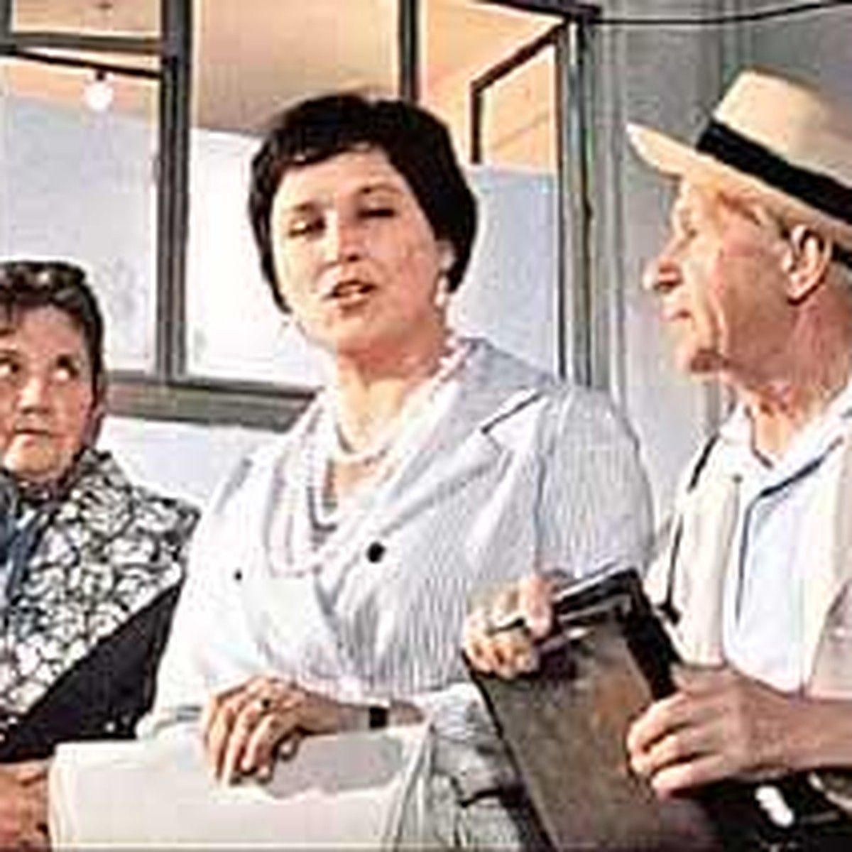 По вечерам не ездят. По вечерам не ездят. По вечерам не ездят. Мордюкова наши люди в булочную. По вечерам не ездят.