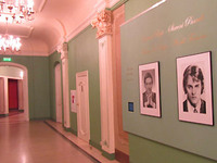 Выставка «Родившиеся в Риге – знаменитые в мире» в фойе рижского кинотеатра «Splendid Palace».