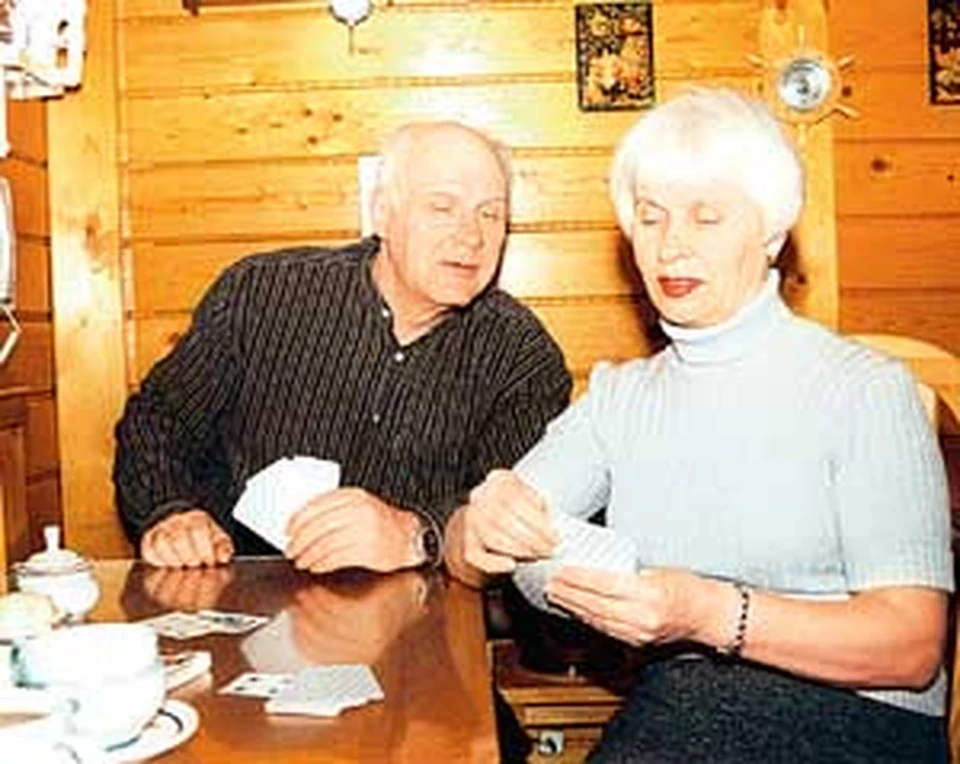 Кухня, отделанная сосновой вагонкой, - любимое место всей семьи.