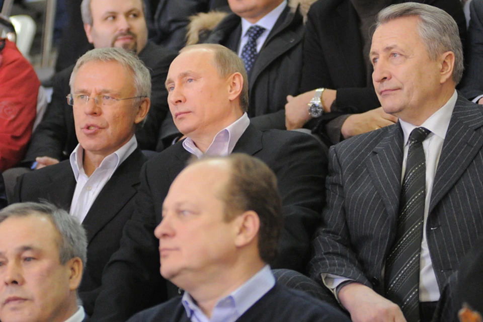 Владимир Путин в окружении знаменитых Вячеслава Фетисова и Александра Якушева.