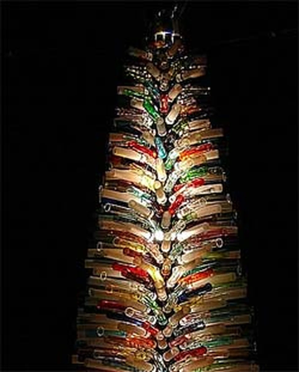 инновационная и технологичная елка. футуристическая ёлочка 1958 года. футуристическая новогодняя елка рисунок. технологичная елка рисунок. елка в стиле космос.