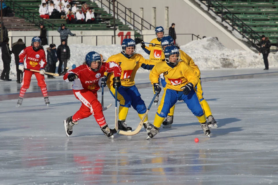 Хоккеистки из России заняли второе место на чемпионате мира по хоккею с мячом в Иркутске.