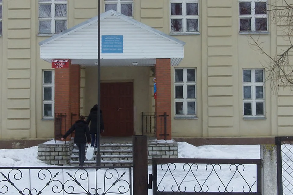 В Псковской области деревня Выбор встречала избирателей в школе запахом плюшек и колбасы