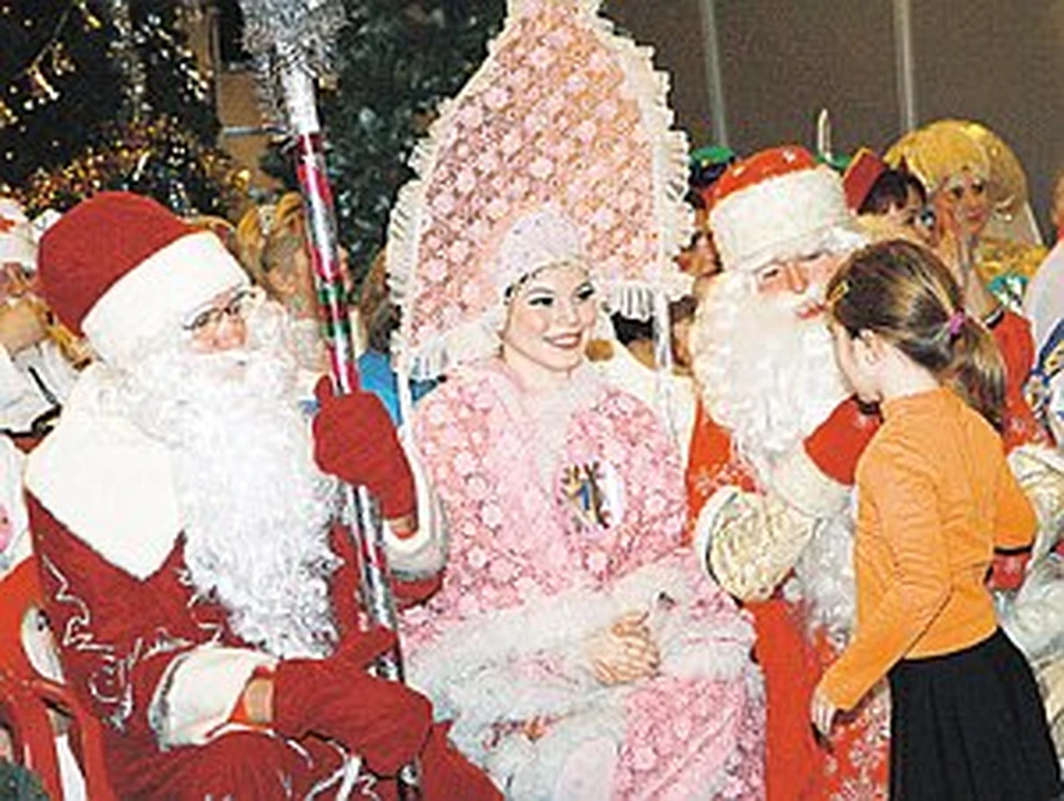 На новогодних праздниках дети больше всего ждут встречи с Дедом Морозом и Снегурочкой.