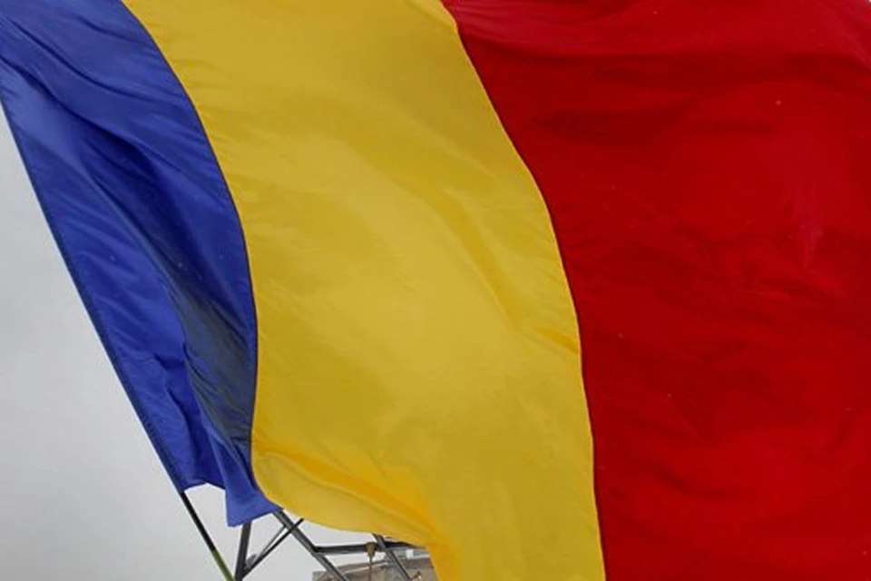 Украинцы румыния. МЧП Румынии. Румынский Оппозиционный флаг. Румынский Оппозиционный флаг с дырой.