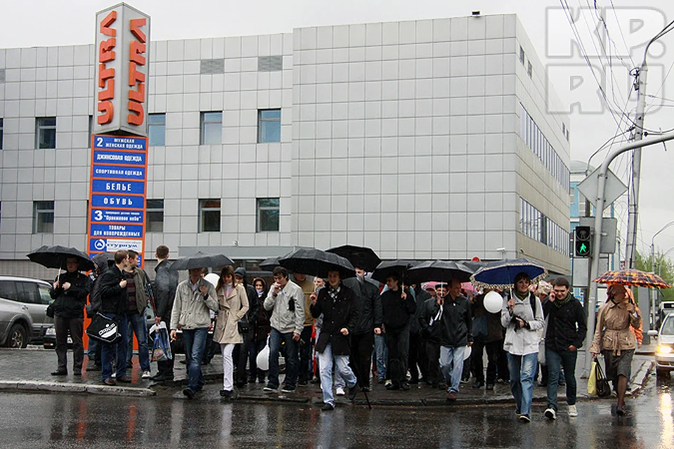 Митингующие прошли колонной по проспекту Ленина до площади Ветеранов