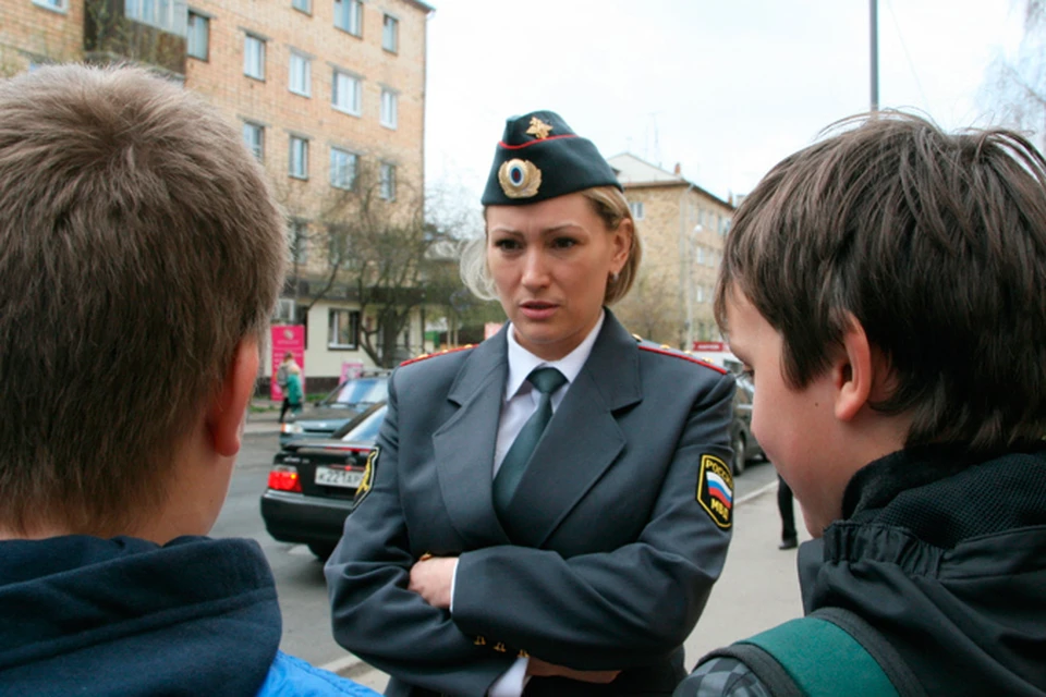 Несовершеннолетние лица. Полиция по делам несовершеннолетних в России. Подросток в милиции. Несовершеннолетние и полиция. Милиция по делам несовершеннолетних.