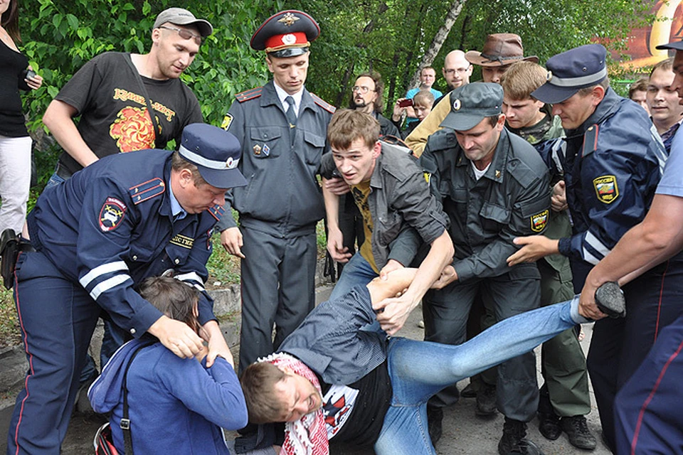 Когда подоспела толпа митингующих, полиция все еще пыталась задержать Андрея Терехина и его друзей.