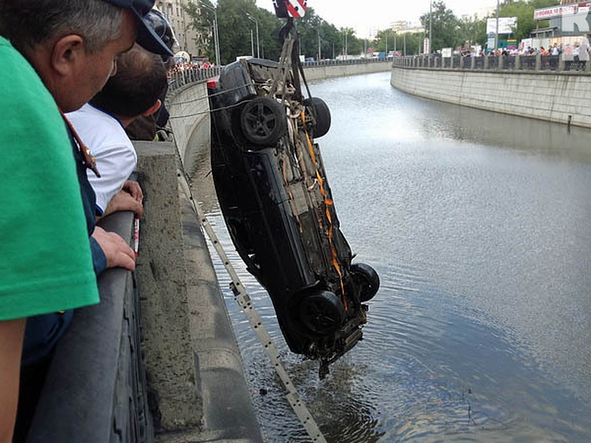 Пока житель Подмосковья спасал тонущую девушку, его машину угнали - KP.RU