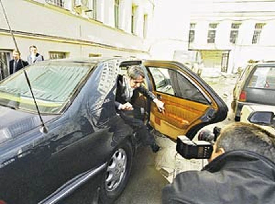 Сенатор Джабраилов не скрывает своей любви к роскоши  перед камерами.