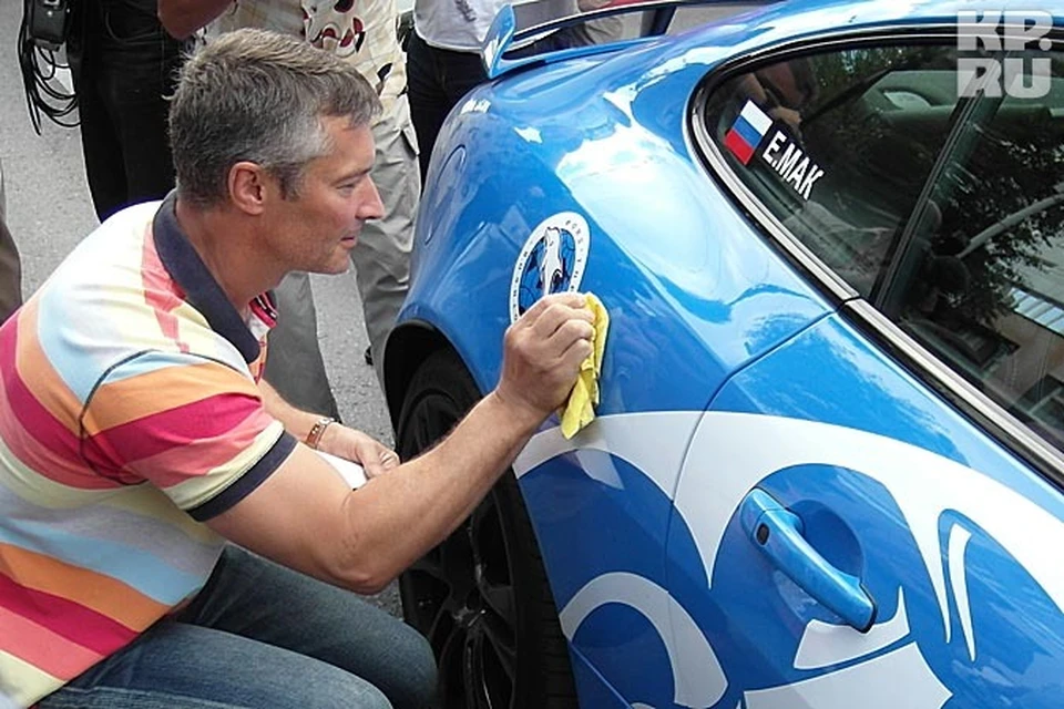 Евгений Ройзман лично наклеивал на автомобили белого дельфина в синем круге