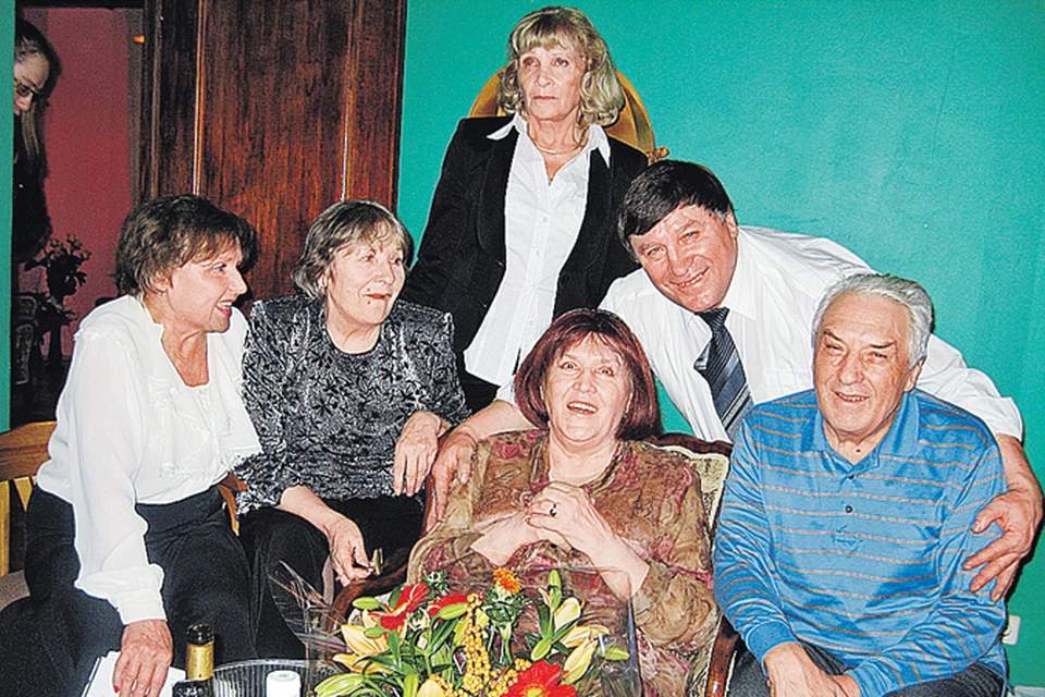 На последнем дне рождения Нонны Мордюковой. Слева направо: сестры актрисы Татьяна, Наталья и Людмила, братья Василий и Геннадий. 25 ноября 2007 года.