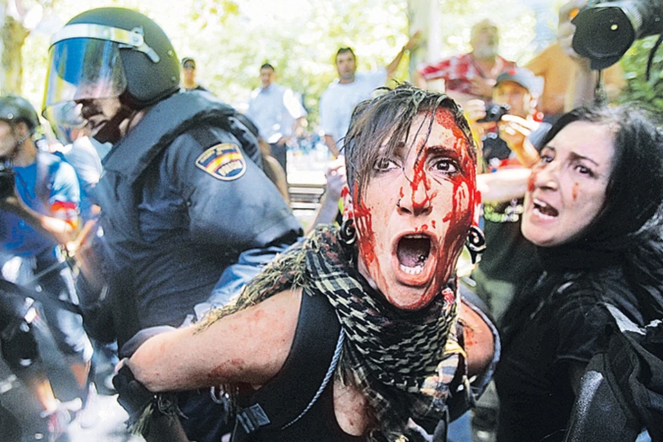 В Мадриде полиция с манифестантами 
не церемонилась. Согласитесь, в Москве на акциях протеста таких сцен, слава богу, не было.