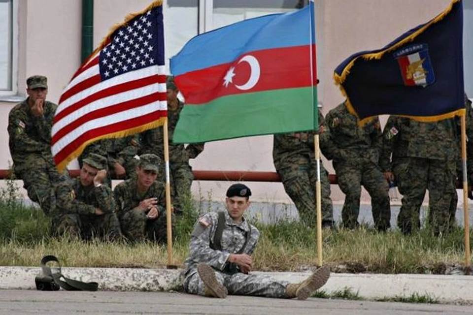 Азербайджан еще не член НАТО, но тренируется. На фото - совместные учения США, Украины, Грузии, Азербайджана на военной базе Вазиани в Грузии. 15 июля 2008 года.