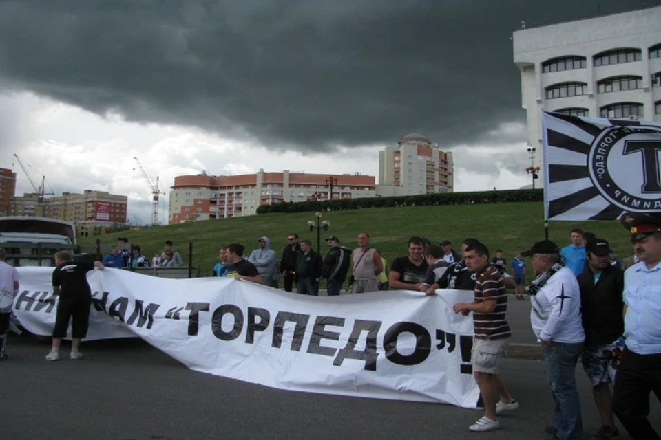 Словно по заказу над обладминистрацией прямо перед митингом нависла черная грозовая туча.