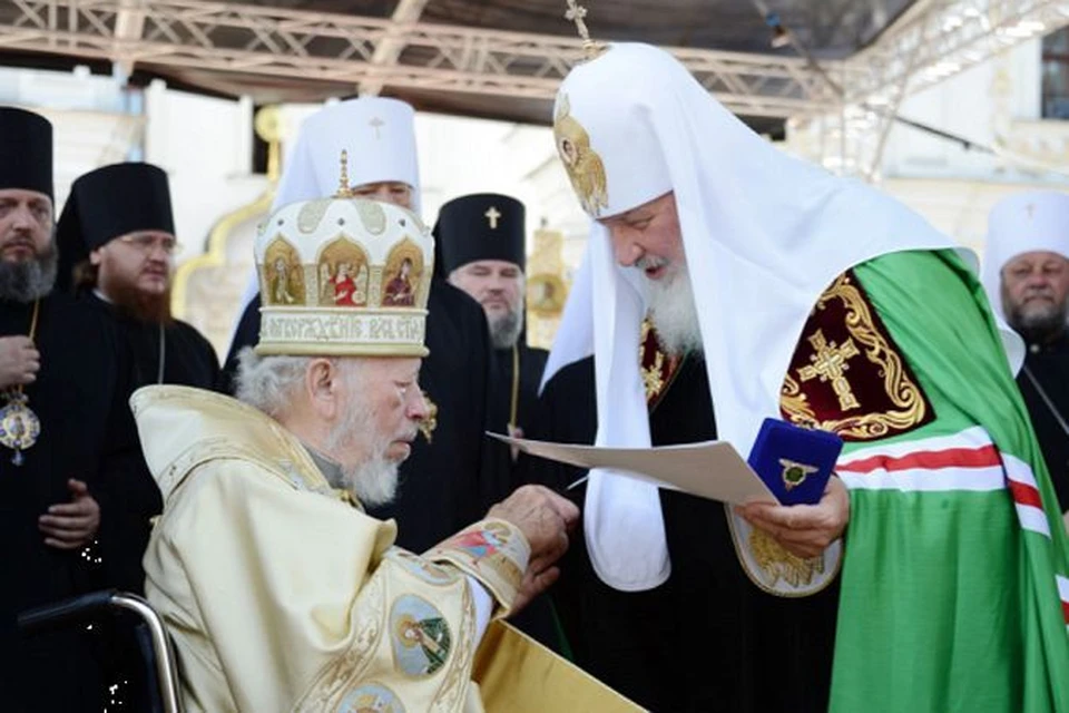 Патриарх вручил орден святителя Иннокентия митрополиту Киевскому Владимиру, который из-за тяжелой болезни сейчас передвигается в инвалидном кресле.
