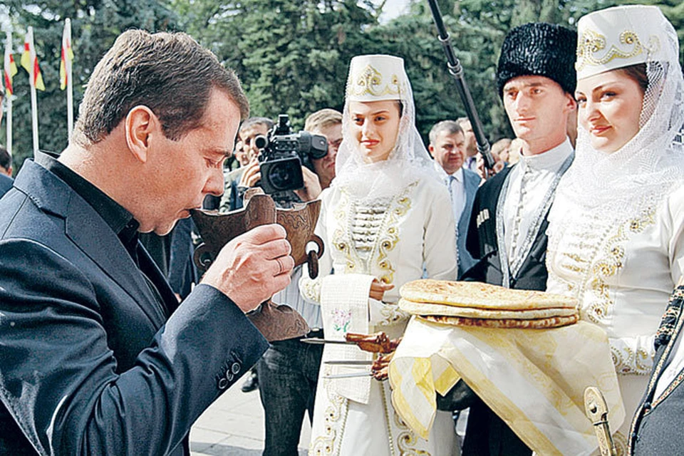 В Цхинвале Медведева встречали пивом и пирогами с сыром.