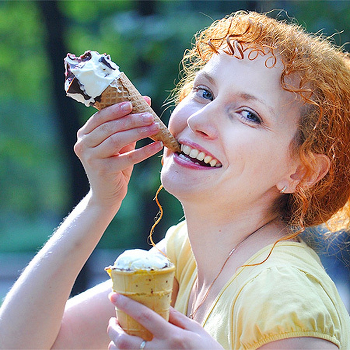 Женщина ест мороженое