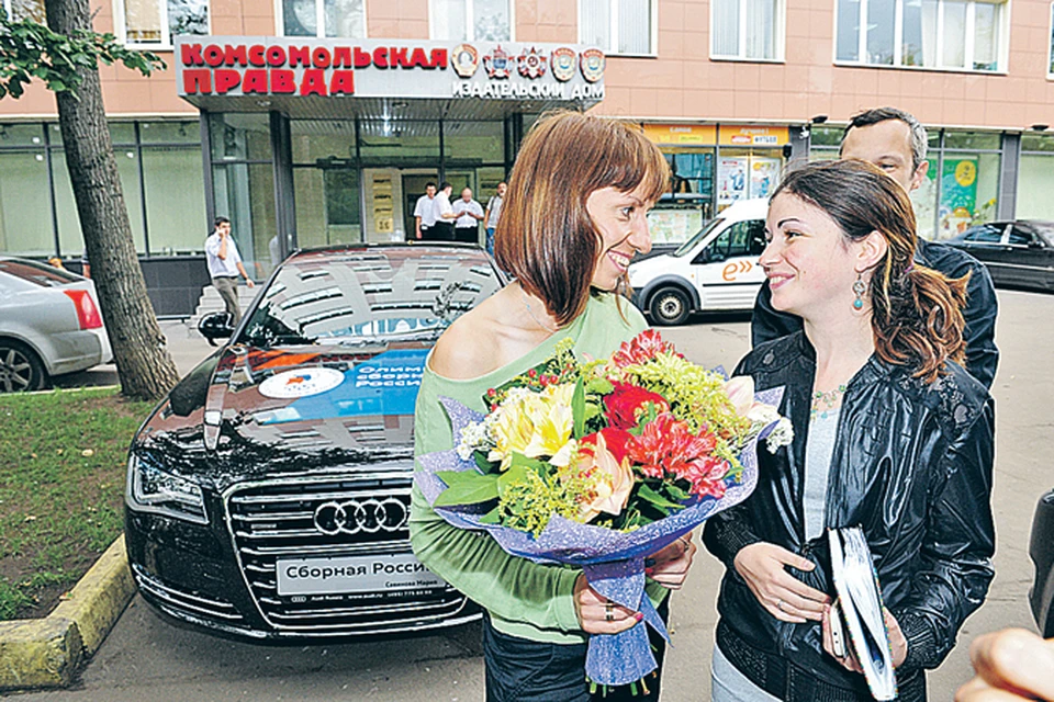 Марию Савинову (слева), приехавшую  в редакцию «Комсомолки» на премиальном «Ауди», встречали цветами.