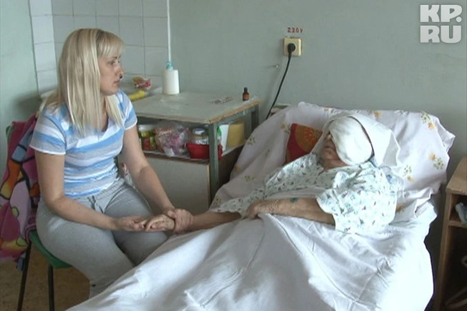Внучка Оксана постоянно навещает свою бабушку в больнице
