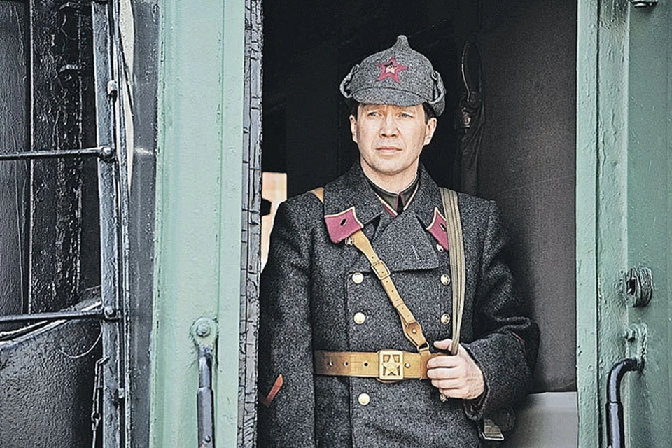 Герой Миронова Сенька Пепел волею случая из вора-медвежатника превращается в офицера Красной Армии.