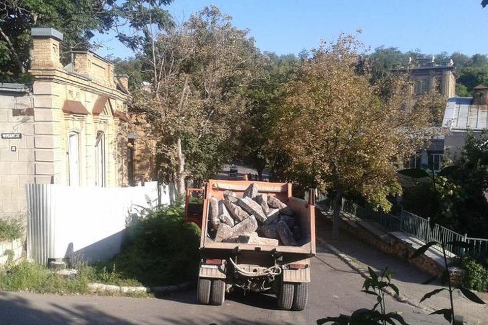 Ценный камень травертин увозят КАМазами.