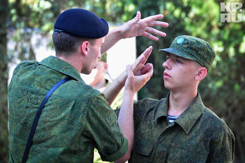 Инцидент завершился предупредительным выстрелом в воздух, сделанным командиром роты.