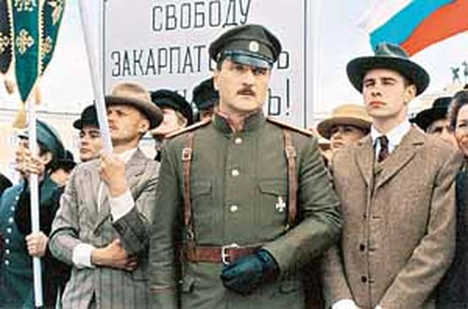 Контрразведчик Сергей Костин (Александр Балуев - в центре) так и не сумел уберечь империю от гибели.