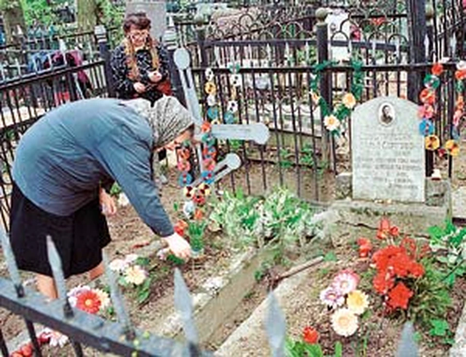 Весной самое время навести порядок на родных могилках.