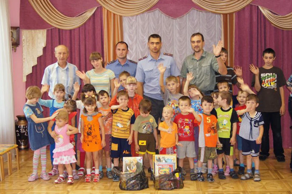 Полицейские поздравили с Днем знаний ребят, оставшихся без родителей.