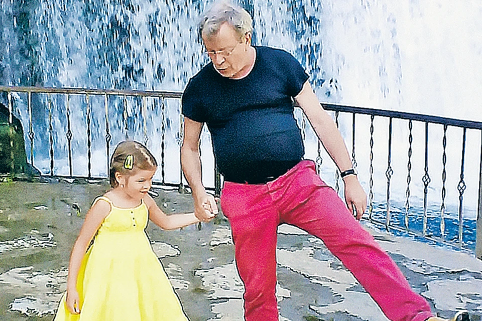 Виктор Ерофеев заботливый отец - где только не побывала с папой 7-летняя Майя. Например, в Абхазии на озере Рица.