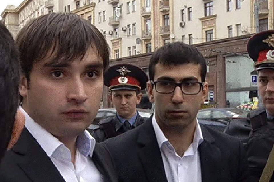 Слева 24-летний жених Артур Алибеков, справа - 25-летний Мурад Агаларов