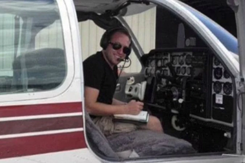 За штурвалом двухместного самолетика сидел опытный 37-летний пилот Теодор Райт.