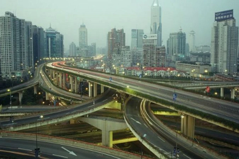 В крупнейших мегаполисах мира многоэтажные развязки - давно реальность. На снимке - многоуровневая эстакада в Пекине. Может, и Москве пора?