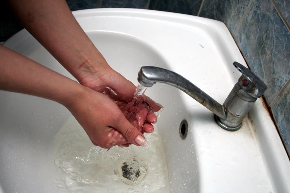 тонкая струйка воды из крана. замороженными пальцами в отсутствие горячей воды. горячая вода. чуть теплая вода. чуть теплая вода.