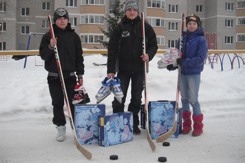 Детишки Нововятского интерната радовались конькам и клюшкам.