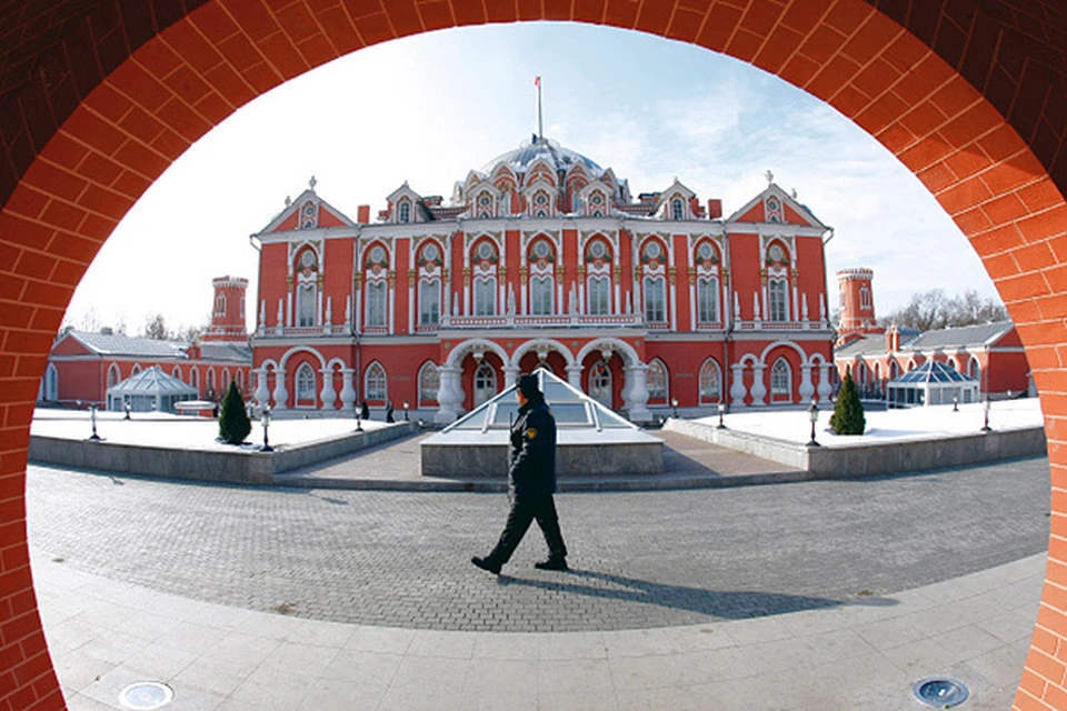 Петровский путевой дворец в москве фото