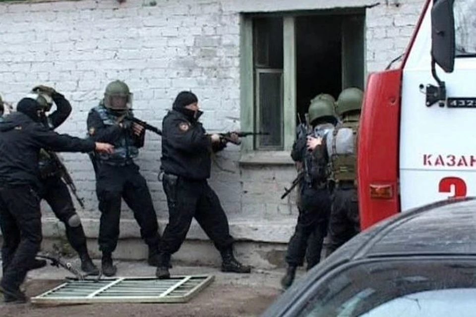 Спецслужбы уже обстреливали бандитов, а жильцы всего дома даже не знали, что происходит.