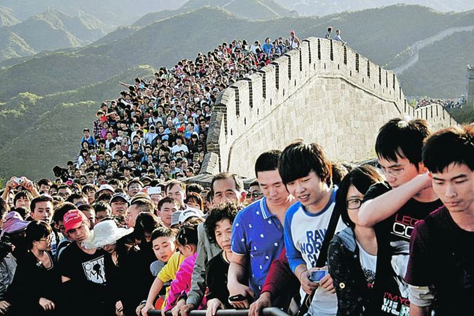 Стена китайцев на Великой Китайской стене. Так жители Поднебесной отмечают праздник Лунного пирога (полной луны).