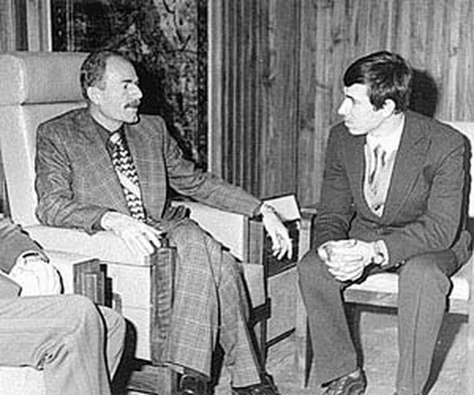 Наш собеседник (справа) беседует с Иззатом  Дурри (он и сегодня второе лицо в Ираке после С. Хусейна). Багдад, 1976 г.