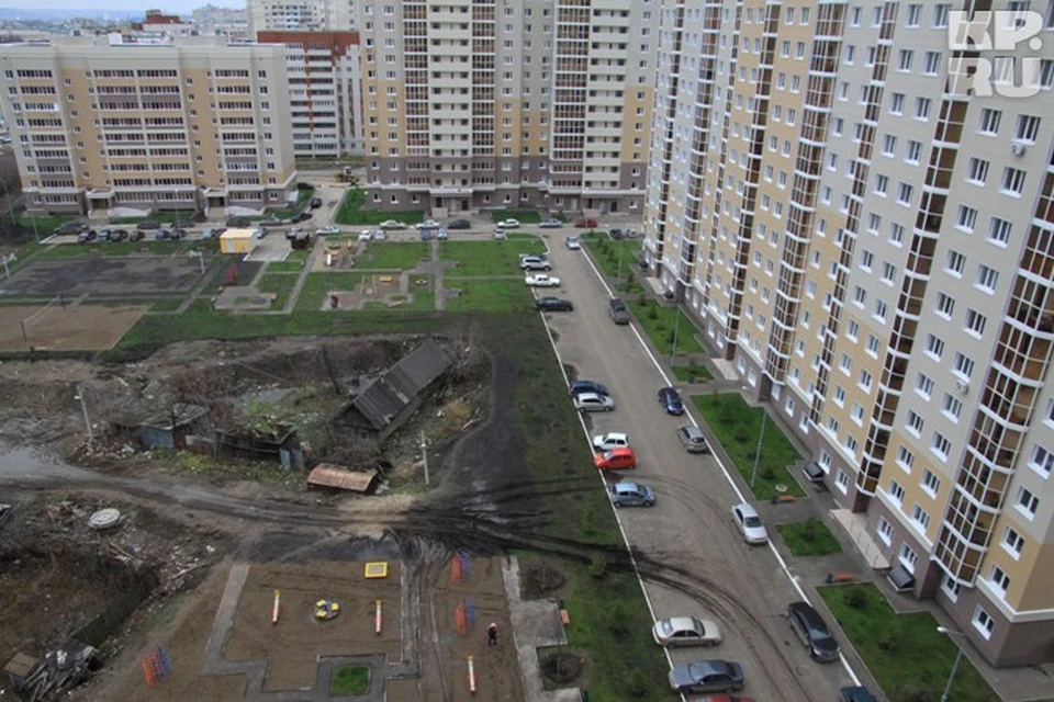 В Казани посреди новостроек стоит "теремок"