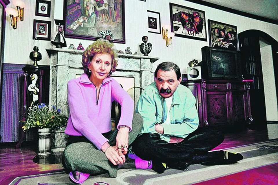Илья Олейников с женой Ириной в их доме.
