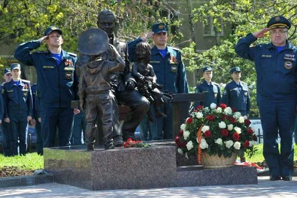 Руслан Цаликов долгие годы отдал службе в МЧС. На фото (Цаликов справа) он открывает памятник ветеранам министерства.